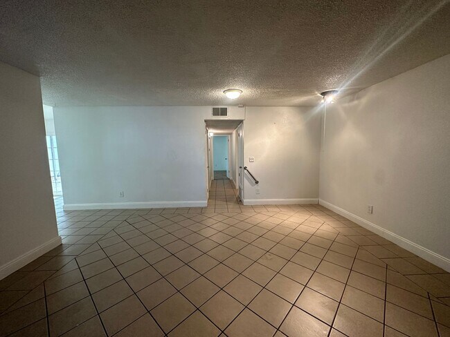 Foto del edificio - 308 N Riverside Dr