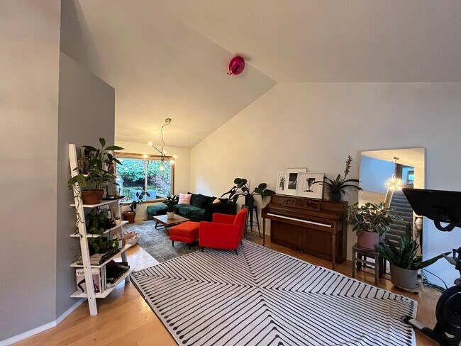 Building Photo - Cozy 3 Bed 2.5 Ba home in Crestwood SW Por...