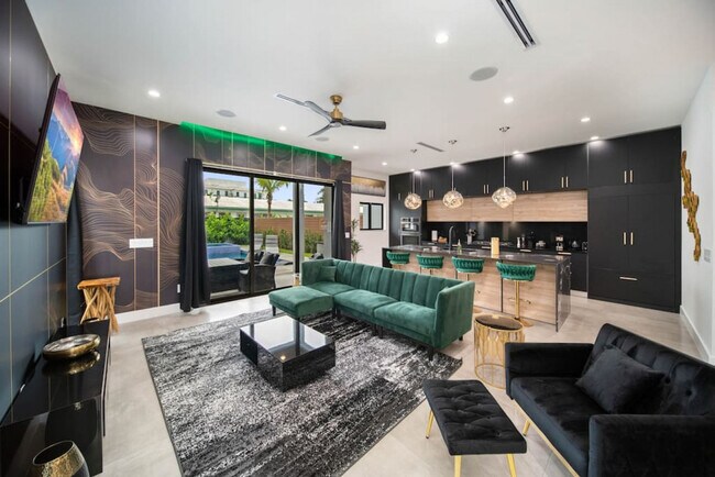 Building Photo - 601 NE 16th Ave