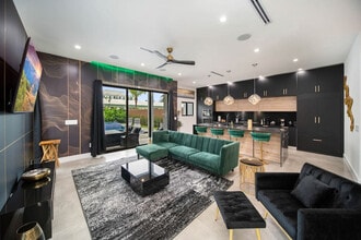 Building Photo - 601 NE 16th Ave