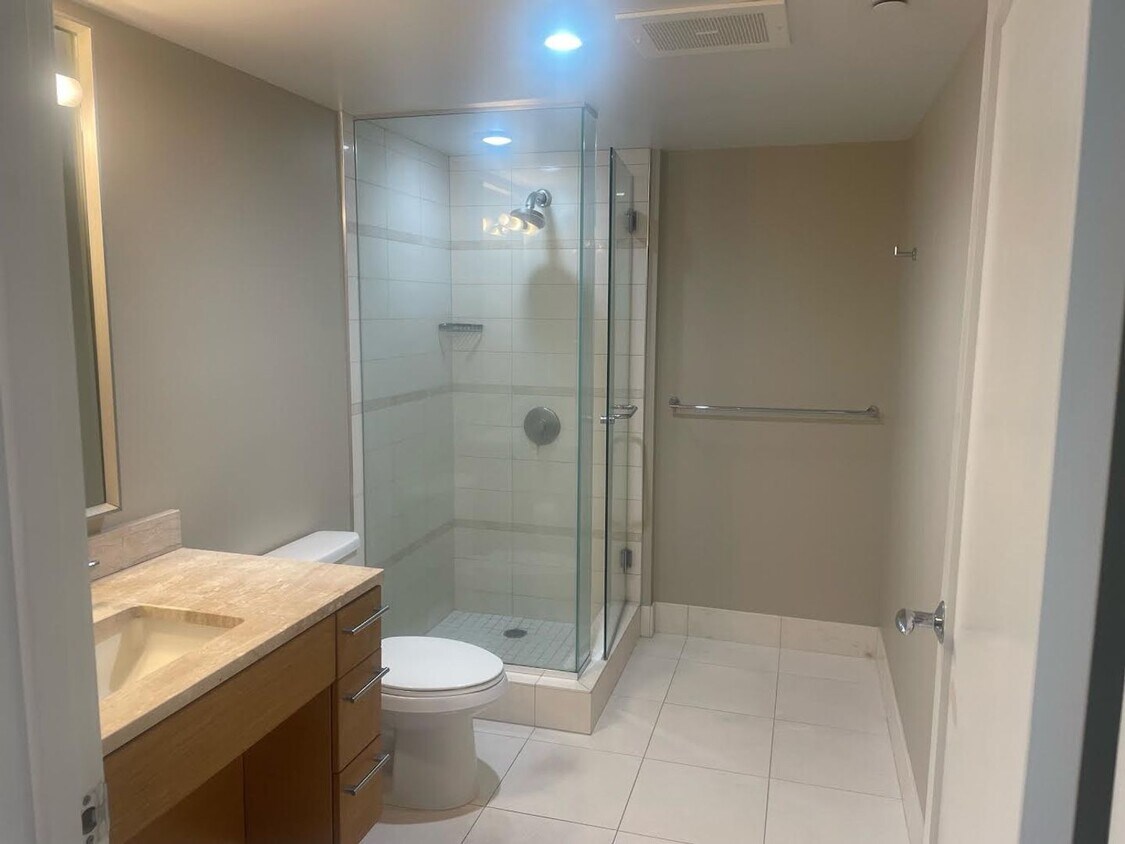 Foto principal - Luxurious 3-bed with 2-bath Condo - Heart ...