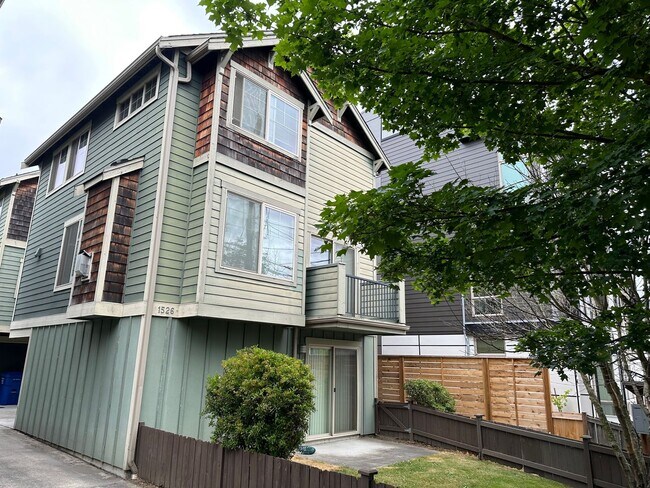 Building Photo - Ballard Townhome