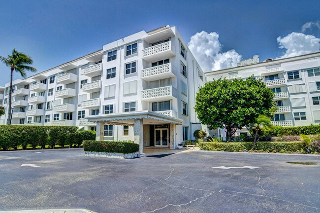 Foto del edificio - 2840 S Ocean Blvd