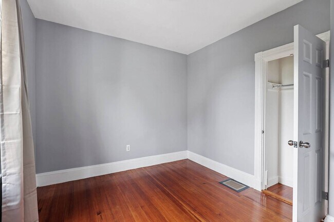Building Photo - Queen room in 4-bed/1.0-bath Home