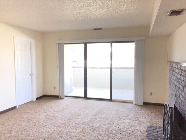 Foto del edificio - 2 Bed 1 Bath First Floor Corner Unit Manha...