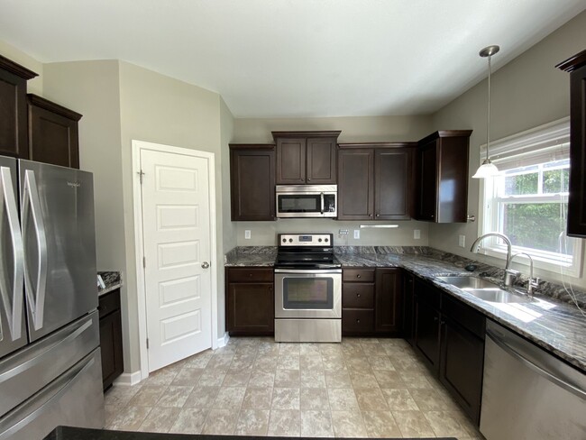 Building Photo - Beautiful 4 Bedroom, 2.5 Bath Home in Rich...