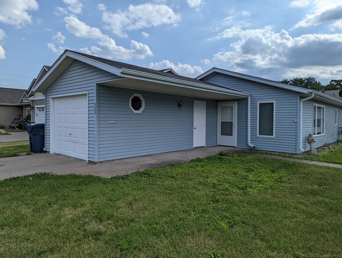 309 E 1st St, Pella, IA 50219 Townhouse for Rent in Pella, IA