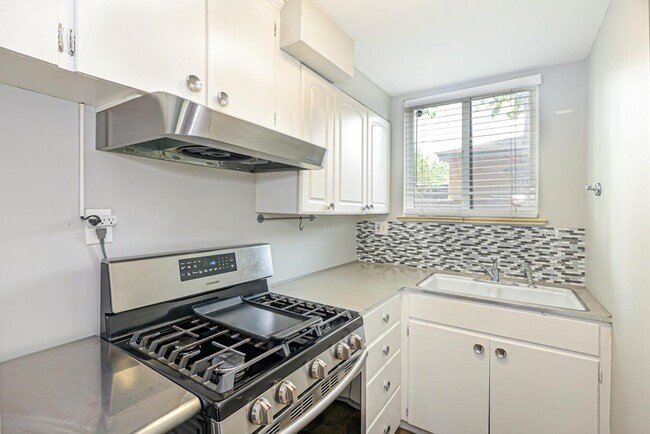 Foto del edificio - Spacious 1 bed/1 bath apartment near Tenny...
