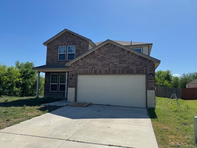 Building Photo - Super Nice! Featuring 4 bedroom/ 3 bath