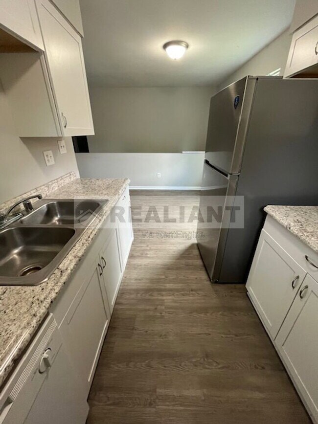 Foto del edificio - 487 Whispering Hills Dr