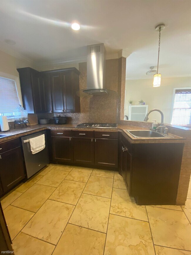 Foto del edificio - 6 br, 3.5 bath House - 561 Central Ave