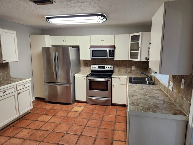 Kitchen - 1627 Canal Ct