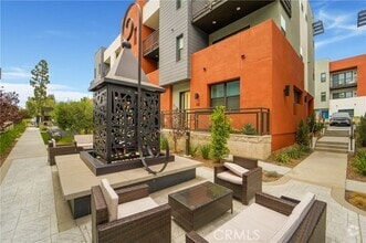 Building Photo - 434 Village Way