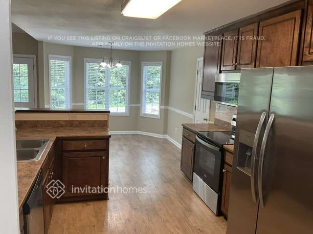 Building Photo - 1425 River Falls View