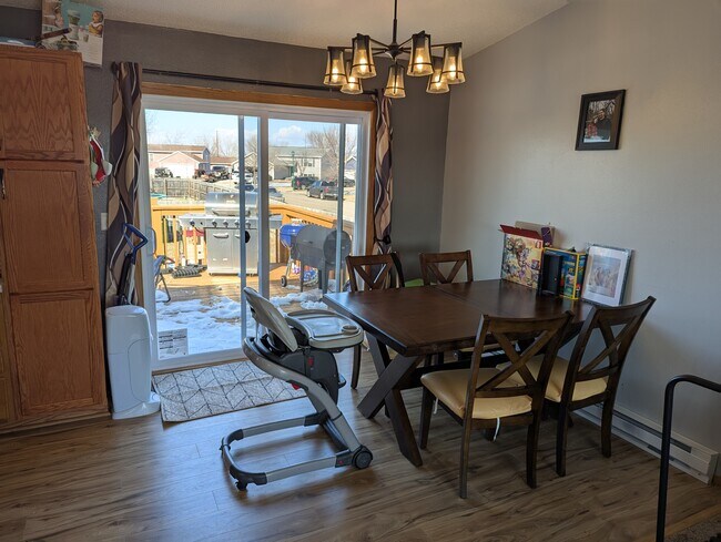 Comedor - 105 Evergreen Cir