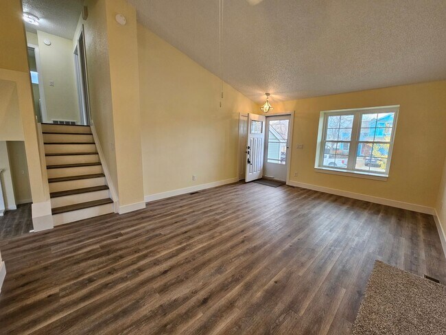 Foto del edificio - Beautifully Remodeled 3 Bed, 2 Bath Home with Modern Upgrades & Spacious Backyard