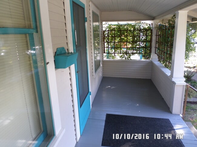 Building Photo - Vintage 1 Bedroom Home!