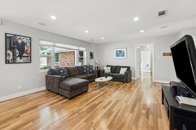 Foto del edificio - 2034 Millwood Dr