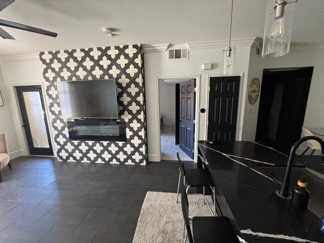Building Photo - Stylish 1BR/1BA Condo with Modern Finishes...