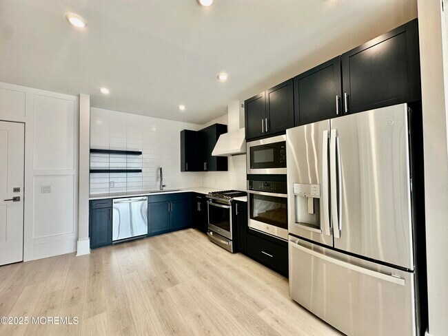 Building Photo - 218 3rd Ave