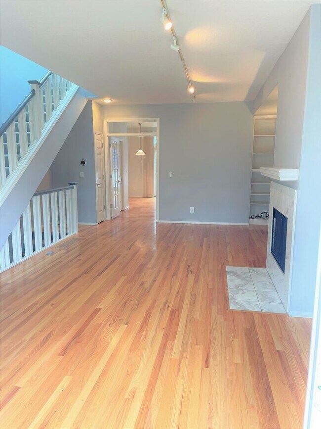 Foto del edificio - NW townhouse with double Master Suites, pa...
