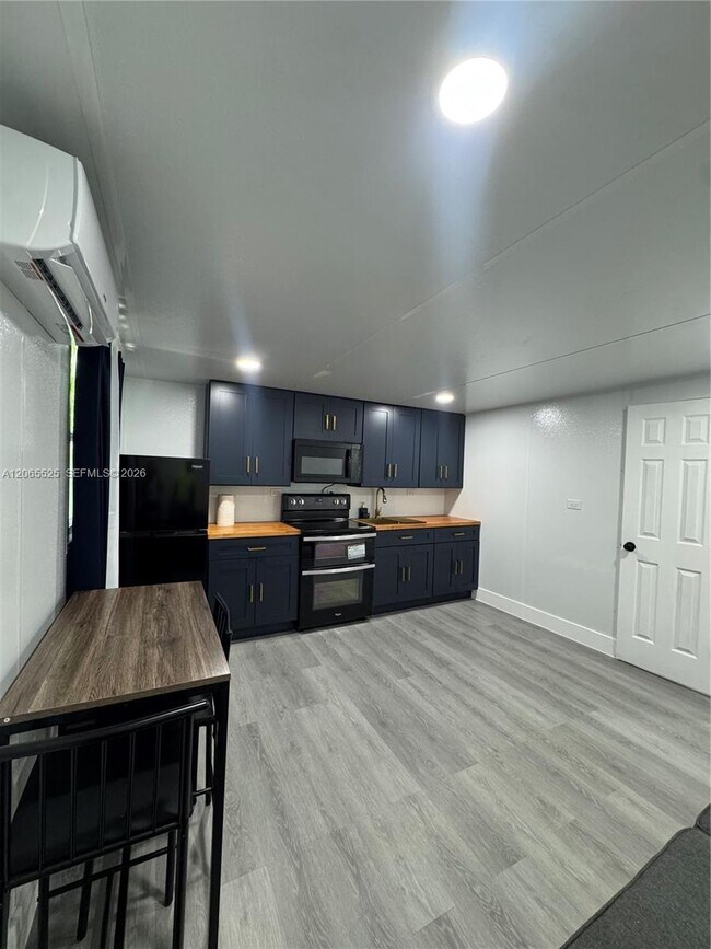 Foto del edificio - 2461 NW 14th St