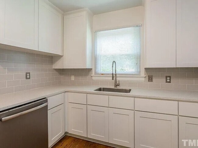 Foto del edificio - **Wayland Heights Ranch Style Home W/ Private Back Yard**