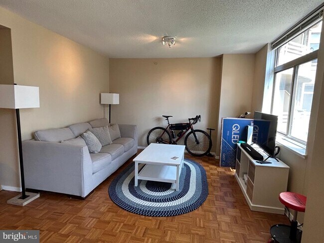 Foto del edificio - 7111 Woodmont Ave