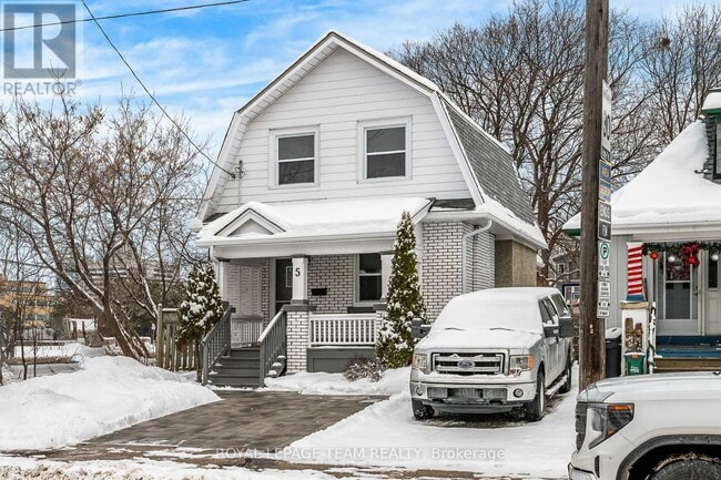 Photo du bâtiment - 5 Gilchrist Ave