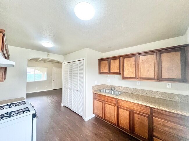 Foto del edificio - 2/1 Duplex in Sacramento! 2822 Del Paso Blvd.