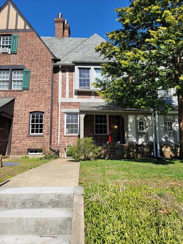 Foto principal - 1557 44th St NW