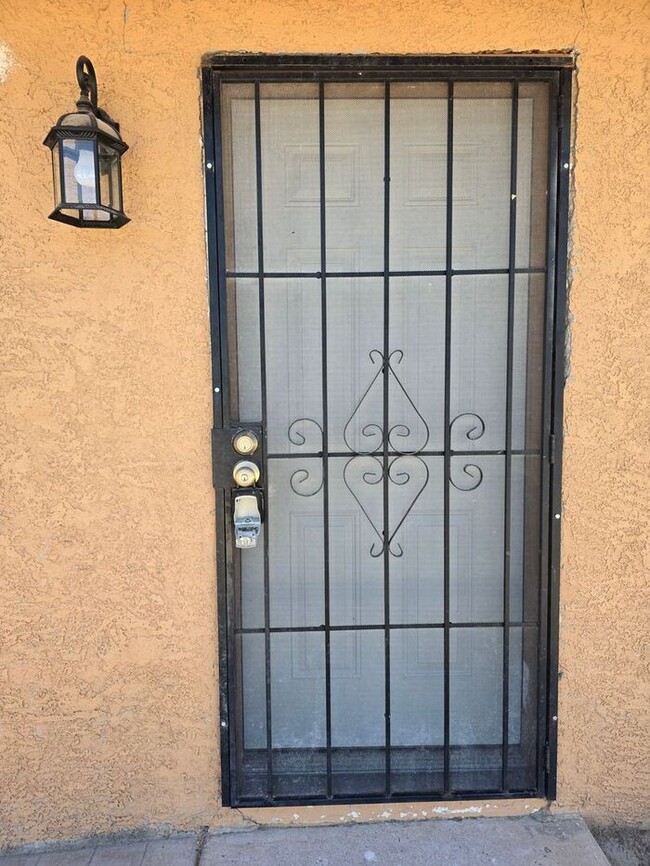 Foto del edificio - SPACIOUS 2BD/1BA  DUPLEX HOME AVAILABLE NOW!!