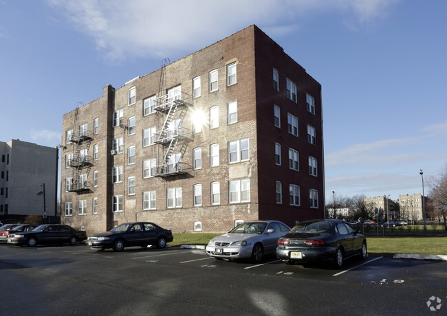 Building Photo - 10 S Grove St