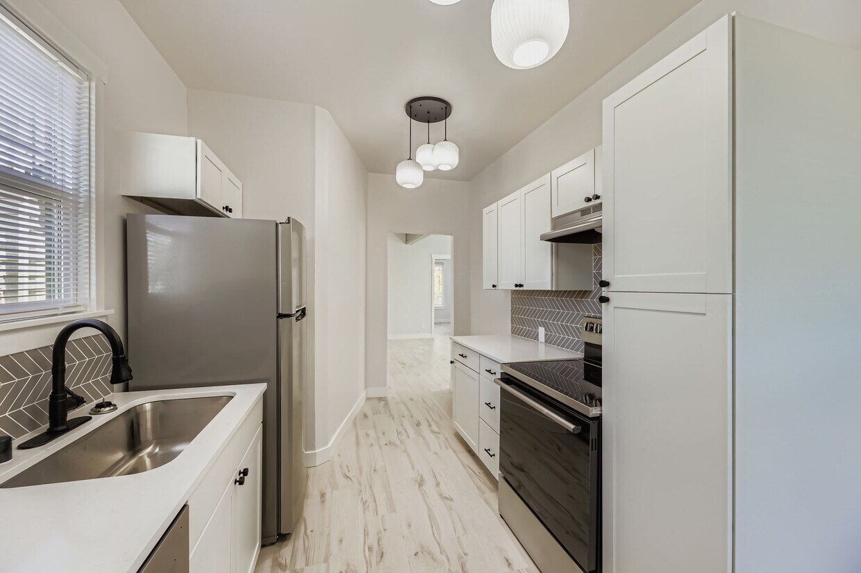 Foto principal - Breathtaking Renovation! Oversized 2 Bed 1...