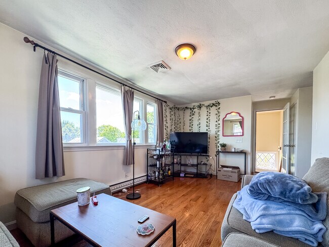 Building Photo - 76 Dunboy St