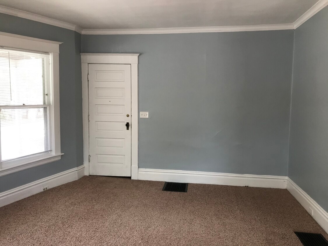 Primary Photo - 128 Luton Ave SE