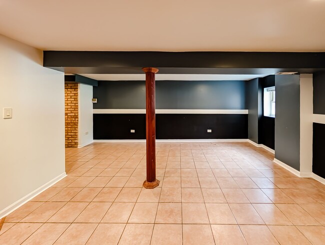 Building Photo - 1 bed 1 bed unit in South Old Irving Park