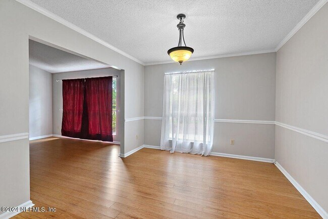 Foto del edificio - Beautiful 4-bedroom, 2-bath home in Mandarin!