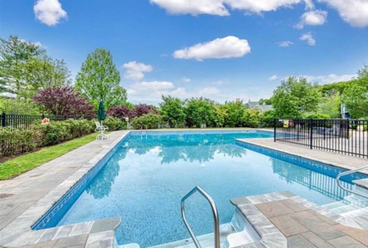 Building Photo - 110 Surrey Ct