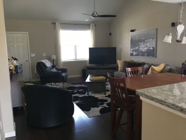 Building Photo - 3 Bedroom, 2.5 Bath home in Windshire Neig...