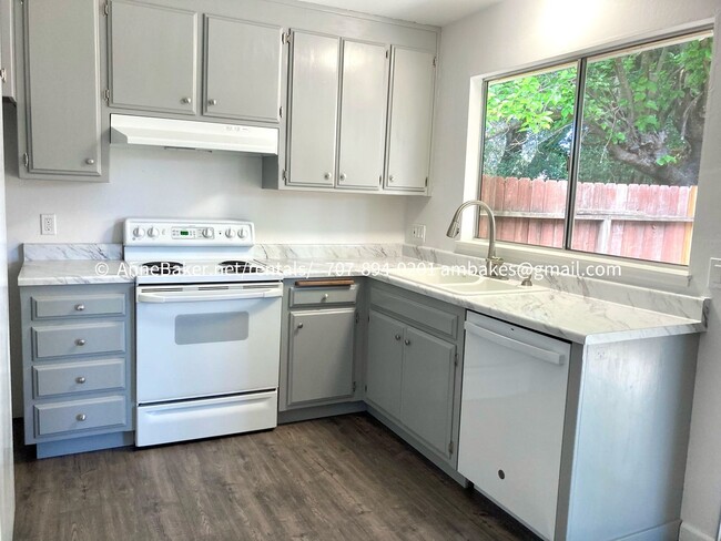 Building Photo - Recently Updated, Single Level, Three Bedr...