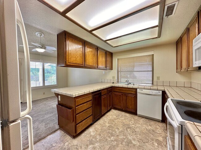 Building Photo - 3 Bedroom Townhome In the Beautiful Smoke ...
