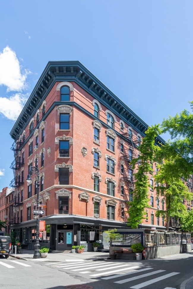 Building Photo - 117 Perry St