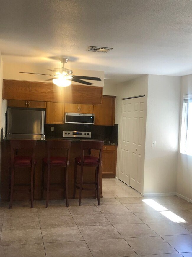 Foto del edificio - Beautiful 2 Bedroom UPGRADED condo for rent!