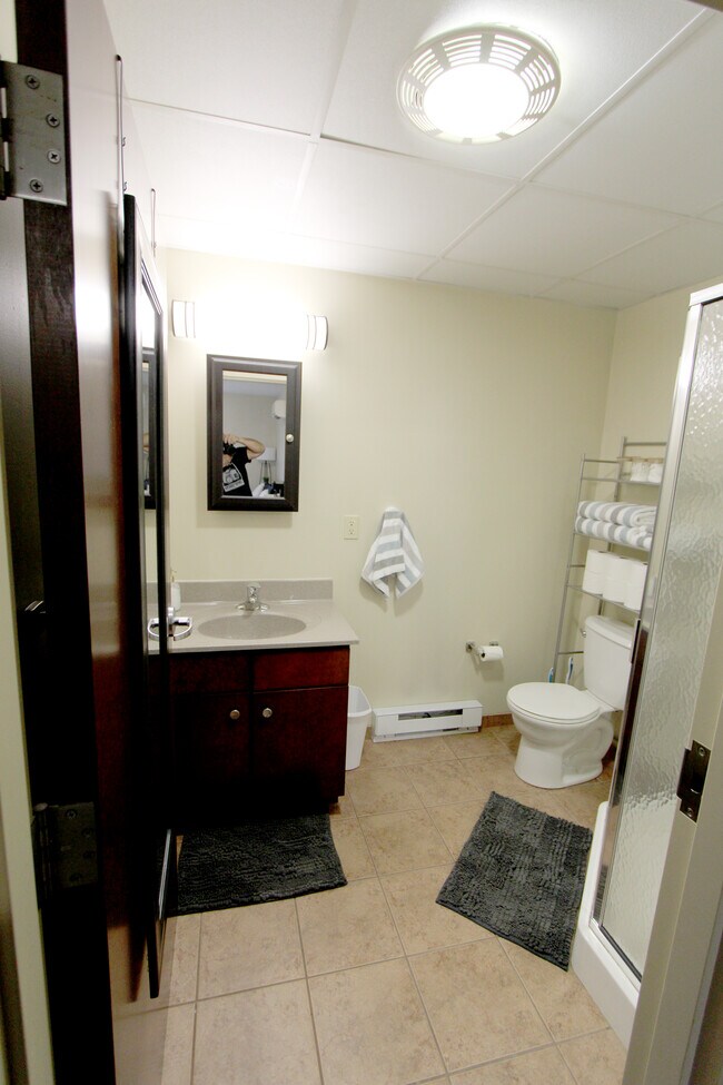 Baño - 152 W Main St