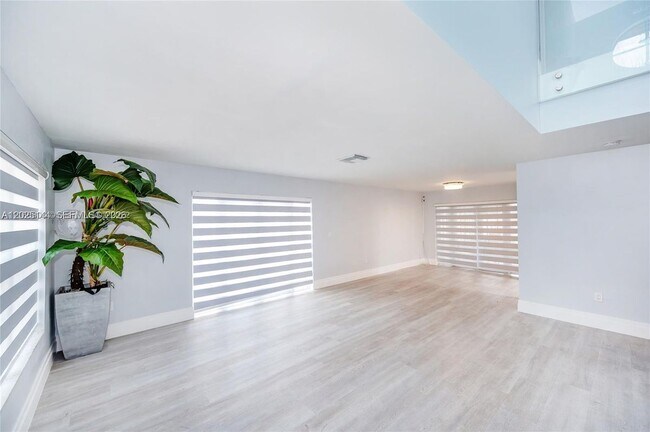 Foto del edificio - 18660 NW 78th Ave