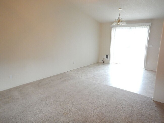 Foto del edificio - 3 Bedroom, 2 Bathroom North of Prineville - Fenced Back Yard - Available soon!