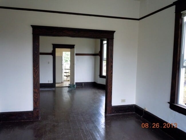 Building Photo - 2 Bedroom, 1 Bathroom Cottage in the heart...