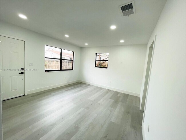 Building Photo - 862 SE 9th Ct