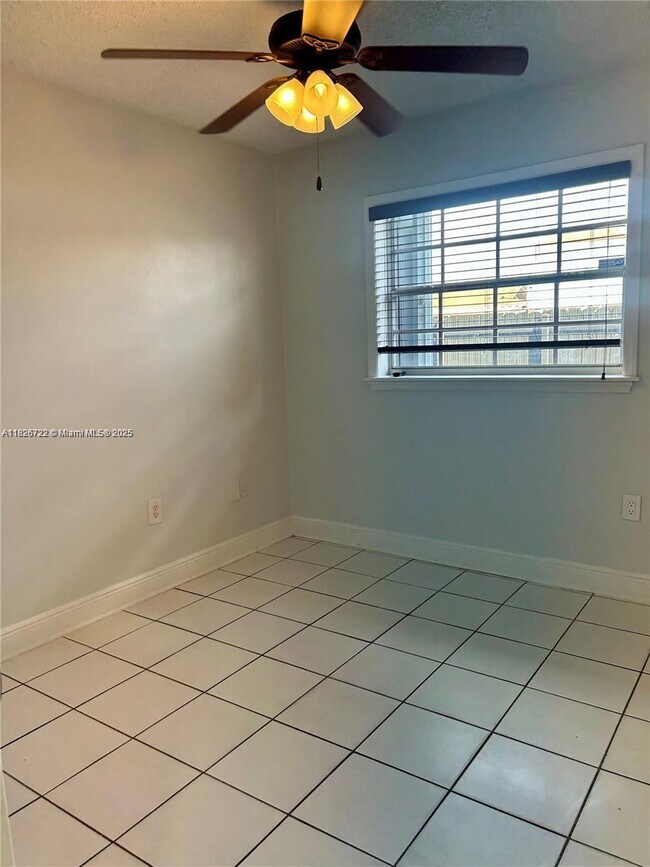 Foto del edificio - 19436 NW 53rd Pl